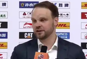 主帅潘江指导停赛，山西男篮助教布扎斯带队击败广东队，赛后他在场边接受了采访。布指