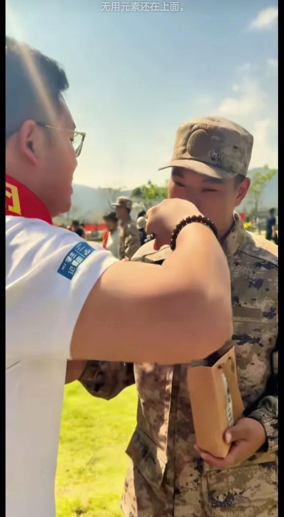 三亚新兵父母千里未到，室友端来热饺，他当场破防落泪？
 你肯定见过新兵入伍欢送会