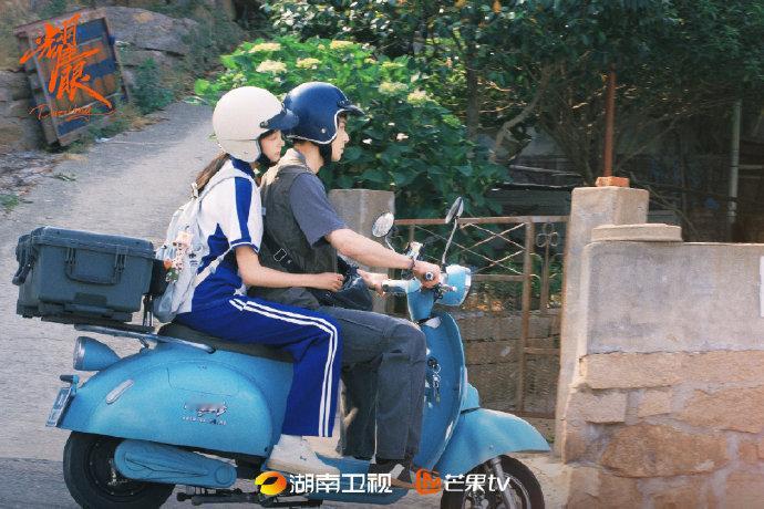 关晓彤李昀锐hi6耀眼剧宣 耀眼要来了 关晓彤李昀锐hi6耀眼剧宣，耀眼要来了，