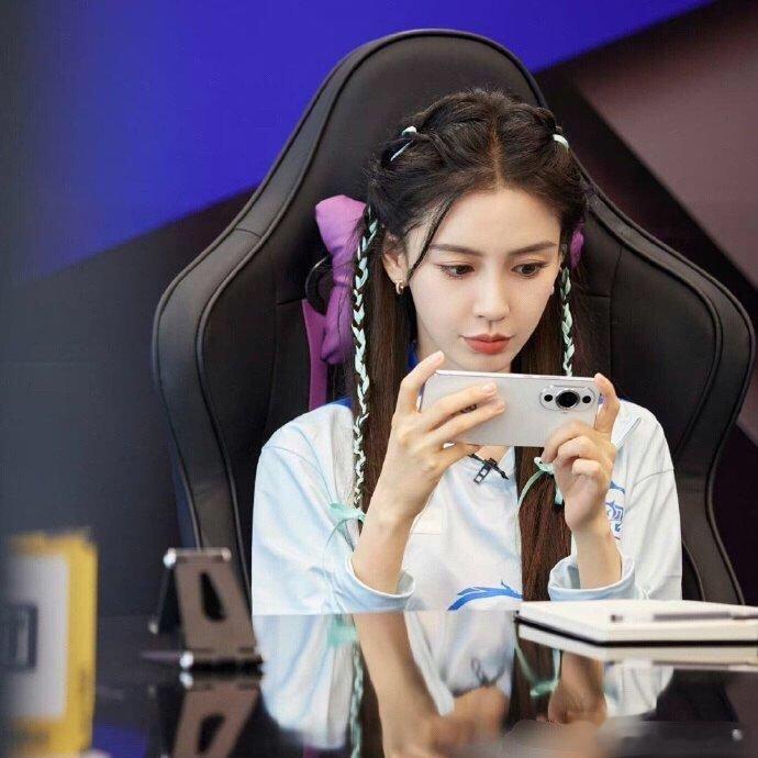 #Angelababy生孩子期间打上武则天高位#原来angelababy也是一个