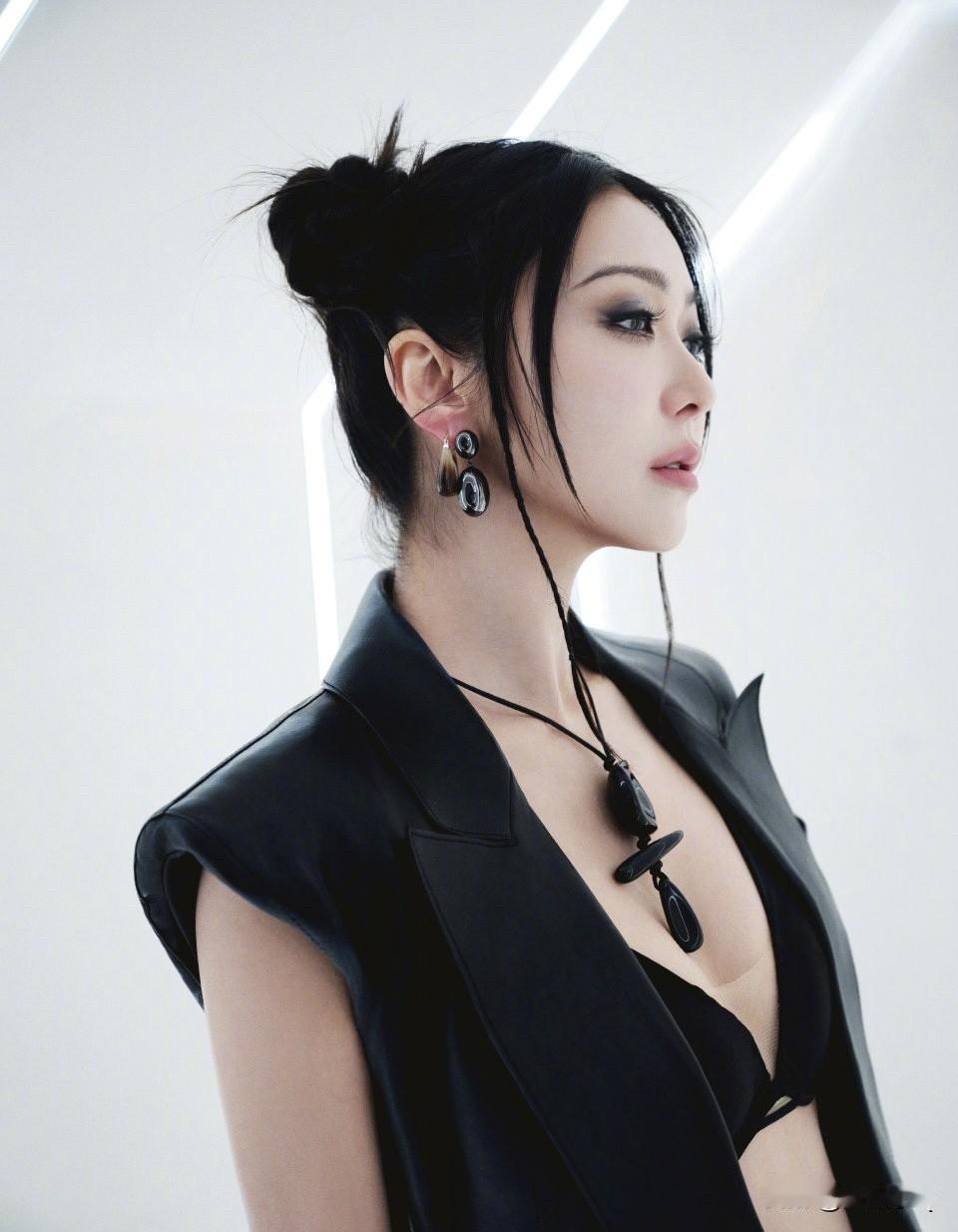 要不要这么夸张，薛凯琪的耳环看起来也没有很重，耳垂都红肿了，不会是长冻疮了吧～