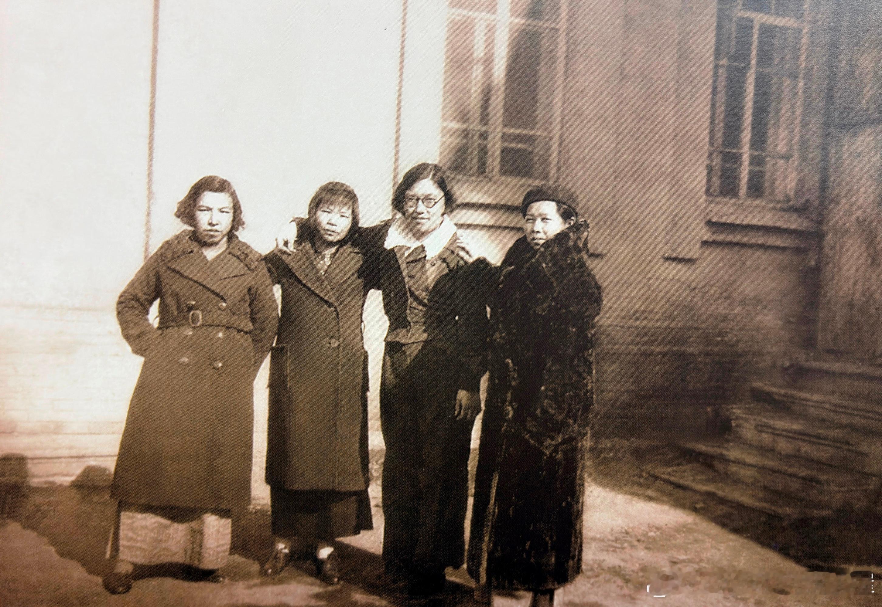 1938年在八路军驻新疆办事处院内，右起陈慧清（邓发夫人）、苏仪、钱希钧（毛泽民