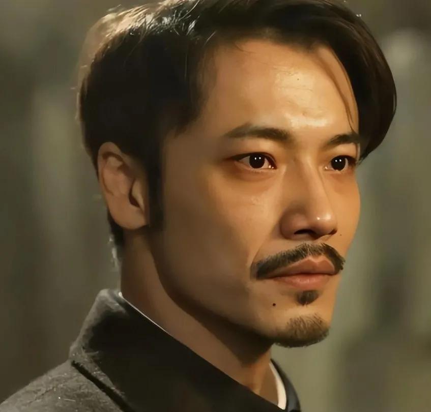   罗羽的扮演者薛皓文，1985年5月24日出生于北京，毕业于中央戏剧学院。在热