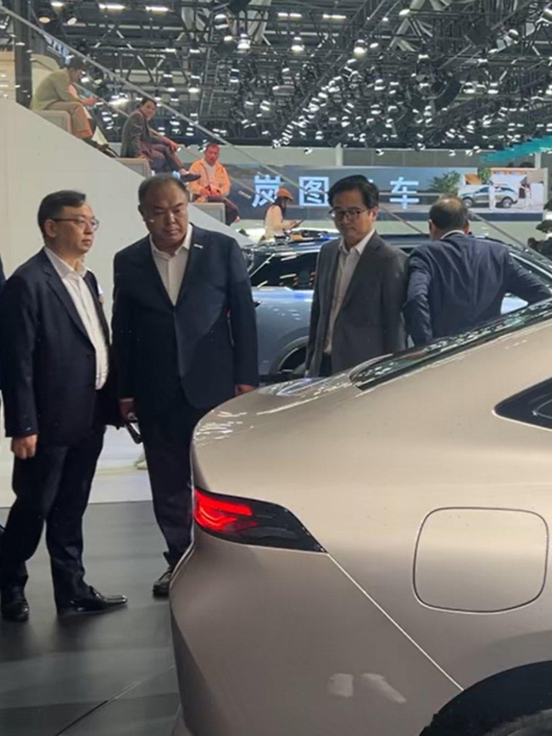 路天神色凝重，王总、李云飞气定神闲日产N6挺好看的