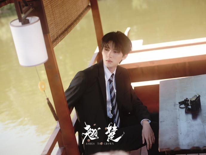 翘楚剧宣又发力了陈都灵周翊然校服对视 简单的校服穿搭，纯粹的眼神交流，陈都灵与周