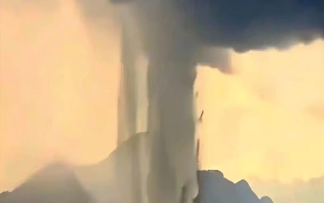 你见过天空“漏水”吗？昆明暴雨如柱，竟似“登天电梯”垂直砸下。
7月15日，昆明