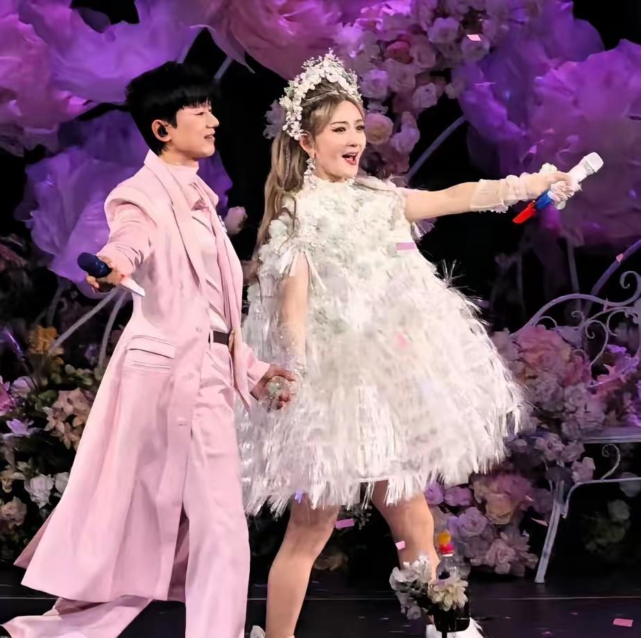 张杰和谢娜，好甜！
娜姐的演唱会，杰哥现身了，真夫妻好磕啊。
​
演唱会现场没有