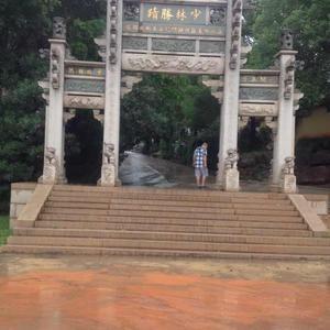 广东宏远主教练的位子，只给穿过同一件球衣的人。
这话听起来像什么？像帮规，像家规