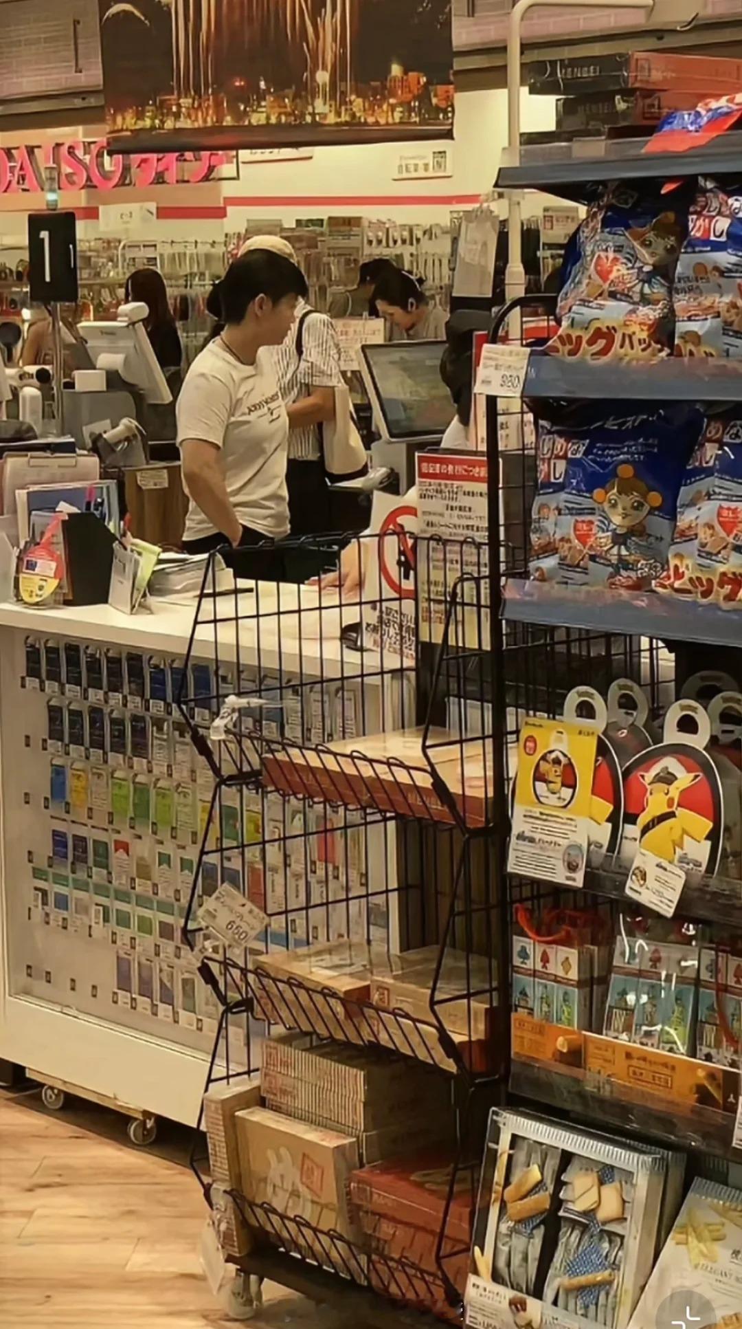 孙颖莎逛超市 网友偶遇孙颖莎横滨逛超市 （帅哥你1804） ​​​