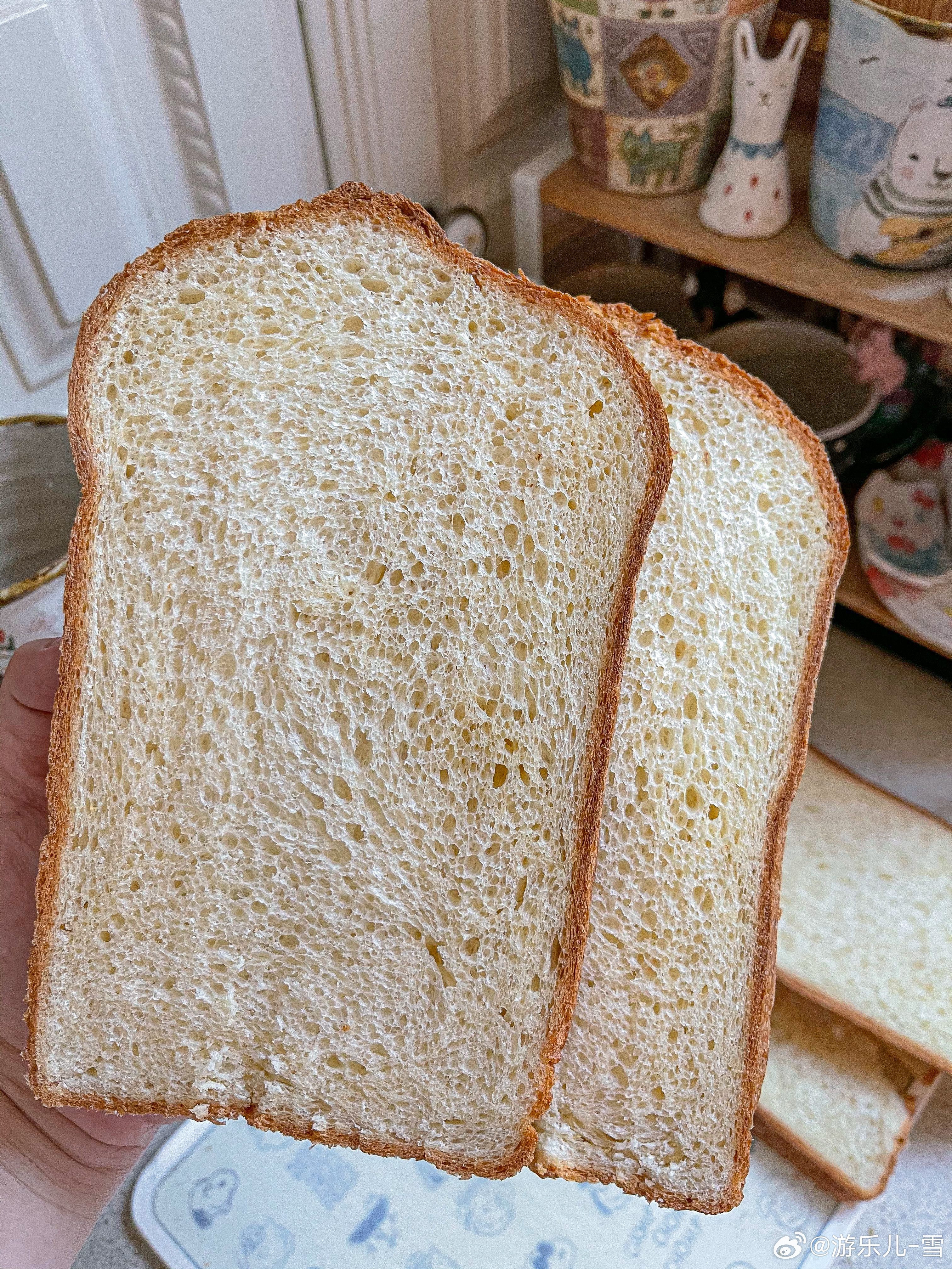 [哈哈]全麦吐司非常成功！乔乔一片，岛岛一片。今天码方子等我吧，面包机版，全程不