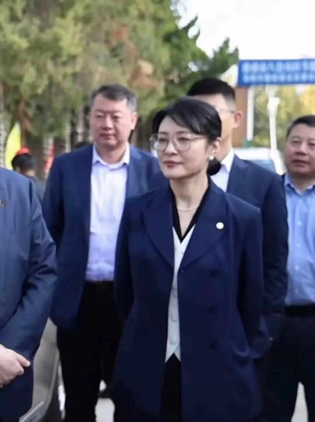 周涛视察工作，身边很多男人陪同，大人物的气质一下子就上来了！人到中年的周涛越来越