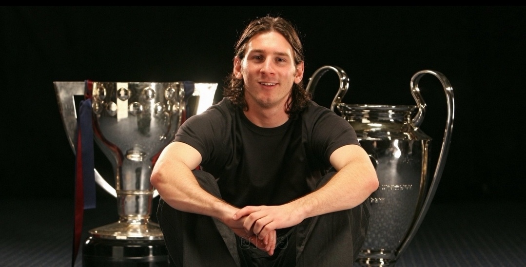 📸 | 莱昂内尔·梅西2006年首次获得欧冠时的罕见照片。🐐欧冠巴萨
