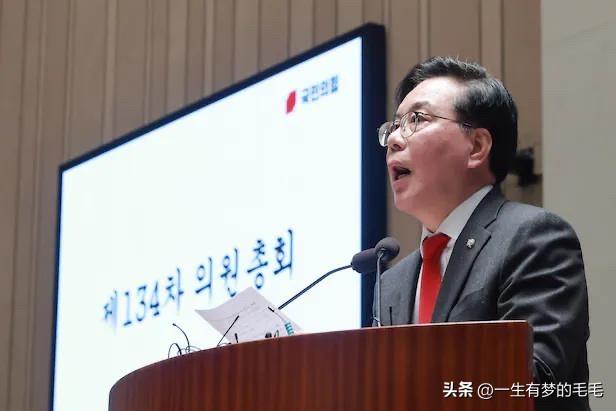 3月9日，韩国国民力量党召开紧急议员总会，院内代表宋彦锡重磅表态，要求以政党名义