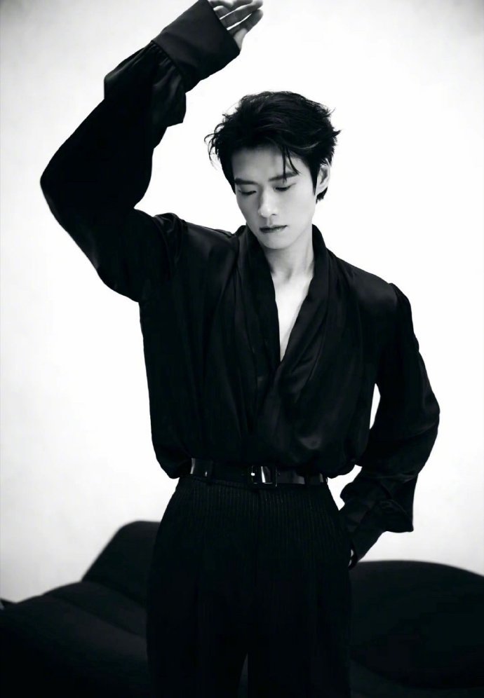 魏大勋官宣出演楚天秋  魏大勋官宣出演楚天秋，金丝眼镜+西装革履，良人与疯批切换