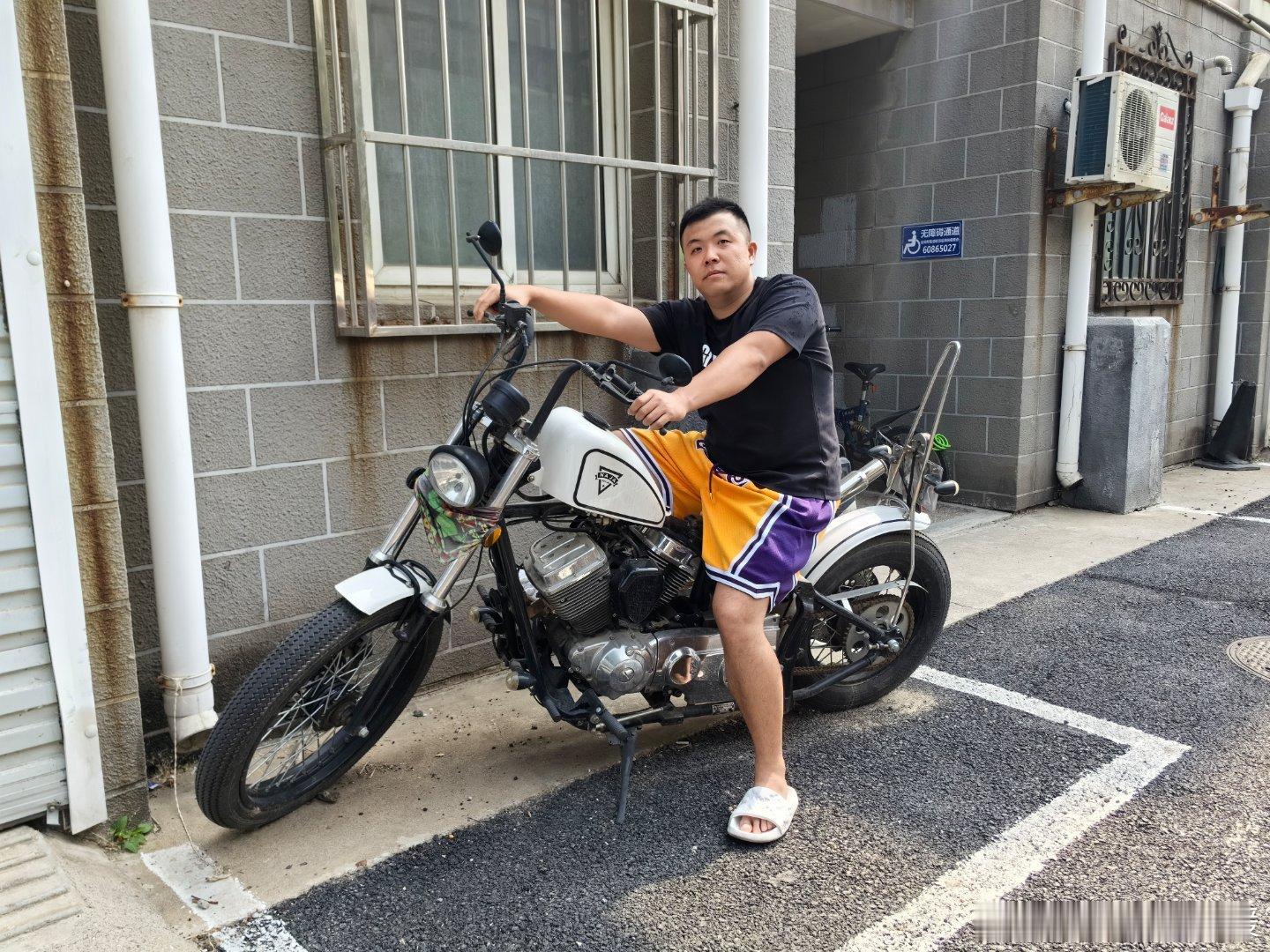 我兄弟非要试一下我这烂摩托，明显比我骑更合适啊，忽悠忽悠卖他？？ ​​​
