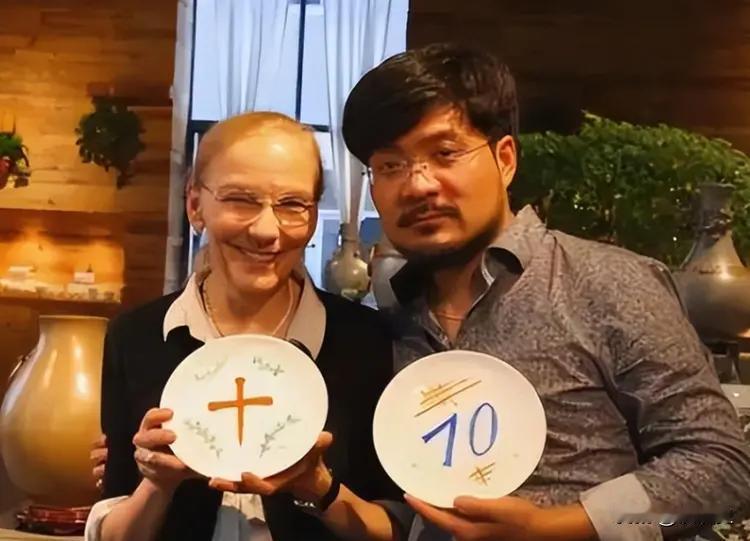 2008年，28岁的北京独生子不顾家人反对，娶50岁的德国女人为妻，父母强烈反对