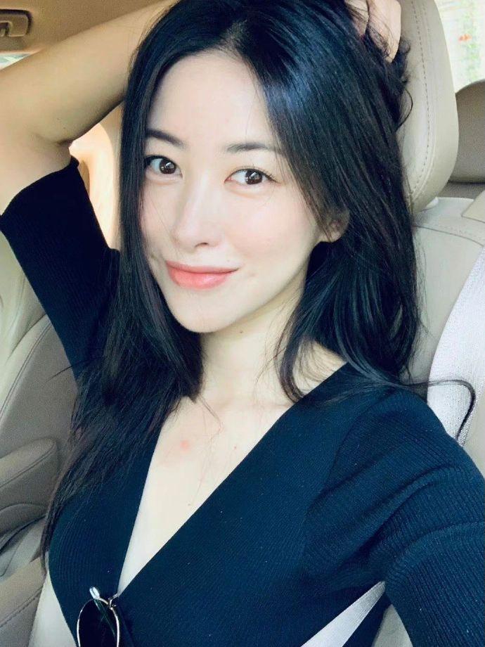 朱珠让我不再害怕成为中女出身优越却低调踏实，朱珠用行动证明，真正的强大从不用张扬