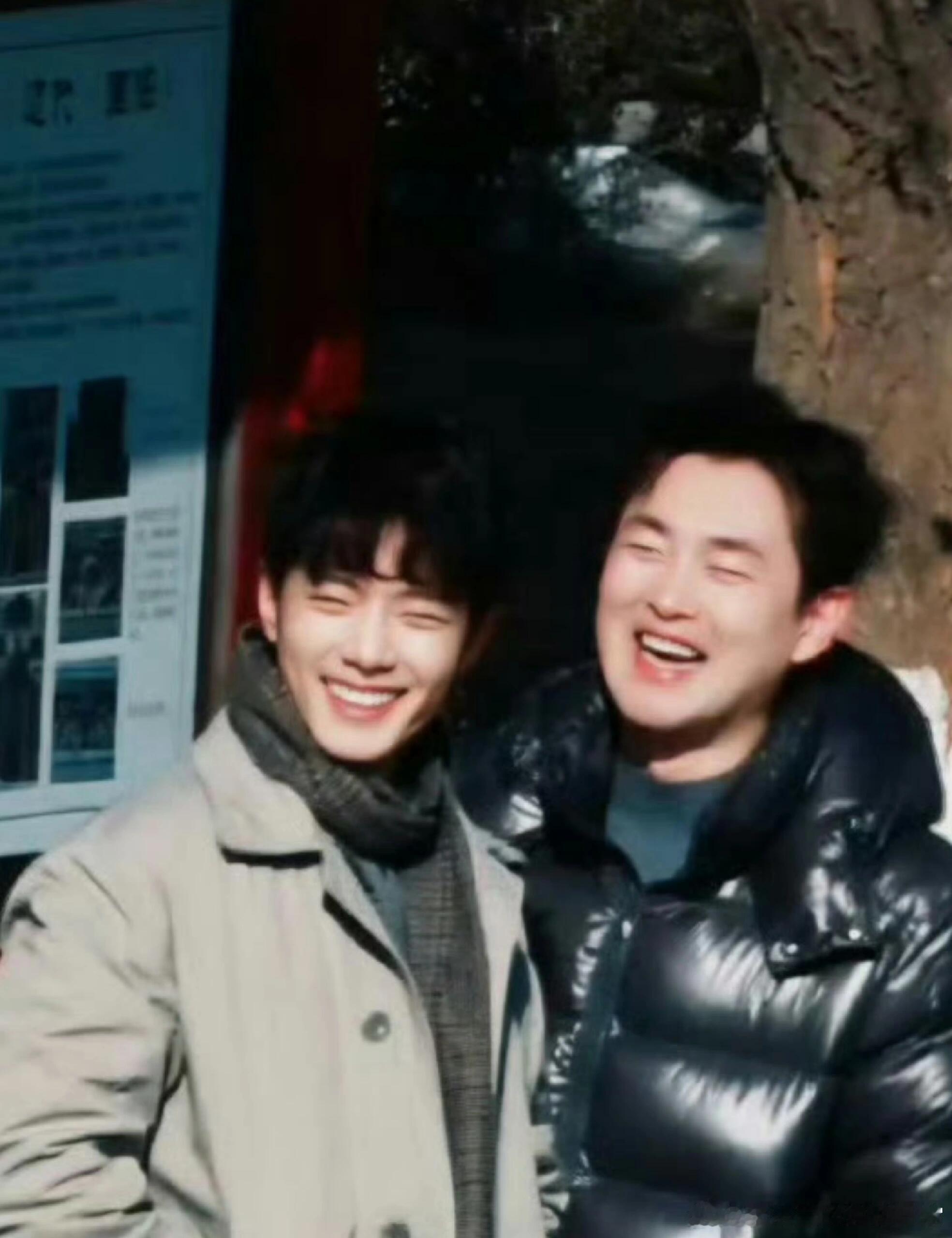 肖战王彦霖片场眼睛笑成一条缝大眼睛笑起来眯成一条缝，和小眼睛笑起来眯成一条缝，果