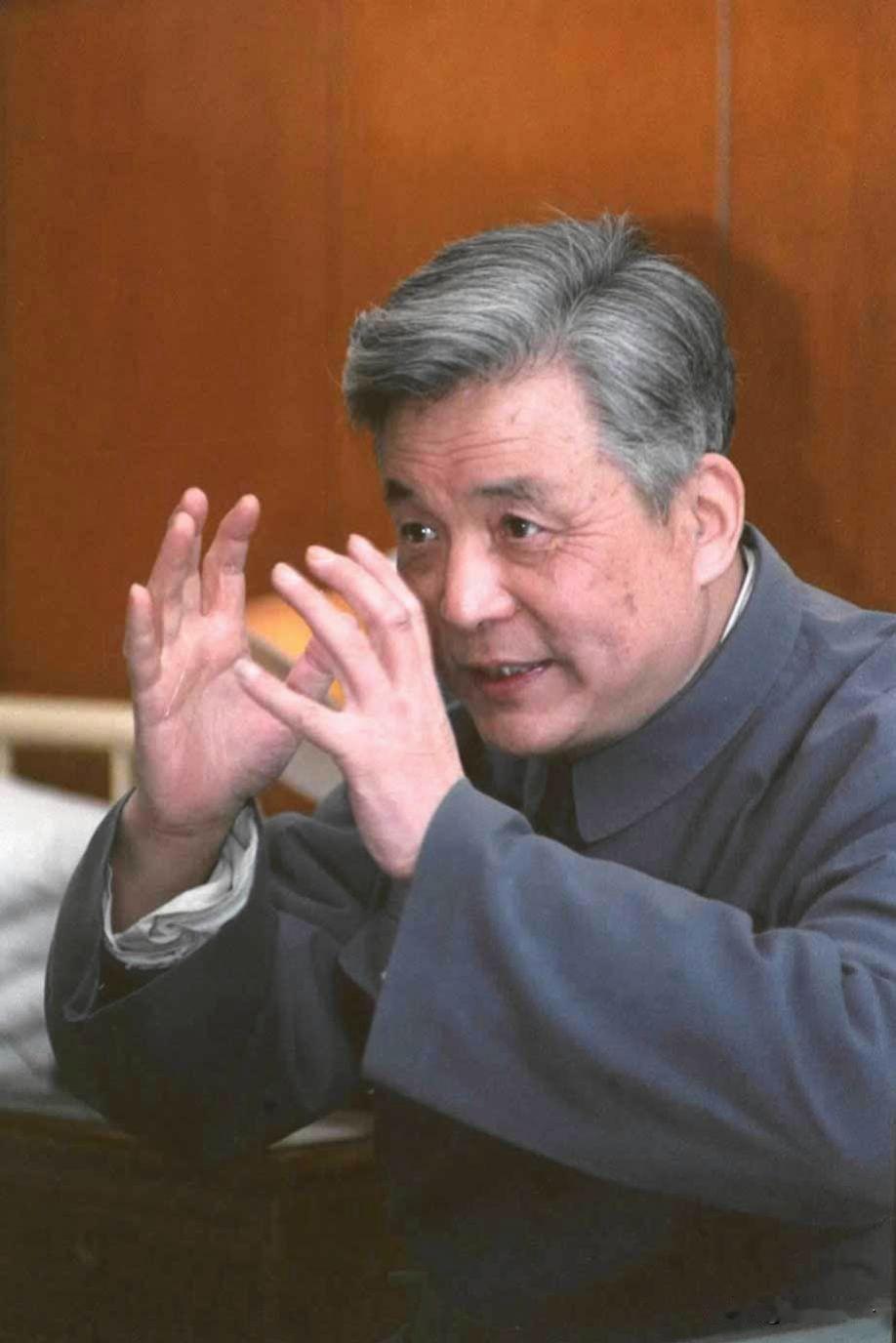 邓稼先每次短暂回北京探亲，明明满心疼爱儿女，却从不会抱一抱年幼的孩子，妻儿凑过来