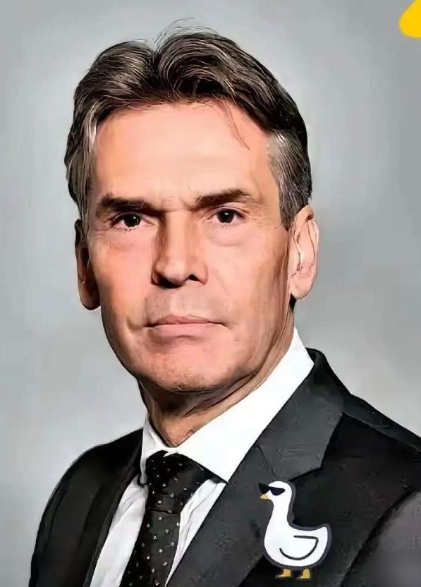 荷兰宣布了！
11月3日，荷兰政府近日宣布，将把一尊距今约3500年的石雕头像归