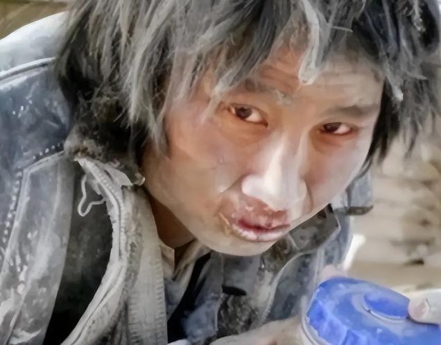 2007年，大学生崔松旺伪装成流浪汉，浑身散发恶臭，牙齿布满污垢，每天在垃圾桶旁