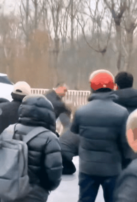 这不是斗殴，简直是杀人！
街头，两男子因纠纷发生打斗，大爷持钉锤猛击中年男子，下