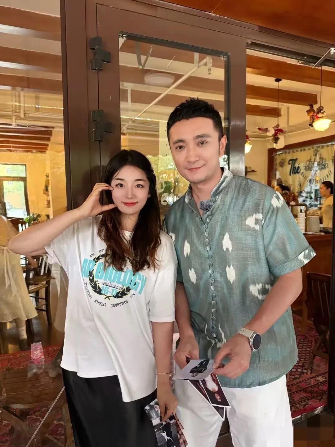 小尼央视最帅主持人，旁边美女是谁？非常有气质