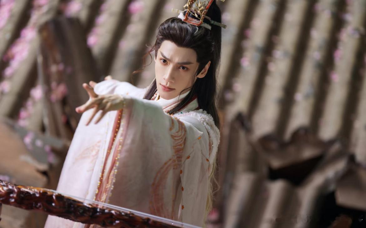 罗云熙把唐俪辞推我怀里罗云熙这一推推到我心里 救命！罗云熙的“一推”也太会了吧，