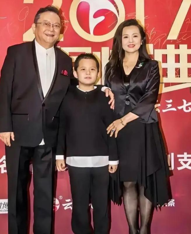 77岁的王刚，60岁的时候得了一子，本以为晚年可以安享清福，没想到现在17岁的儿