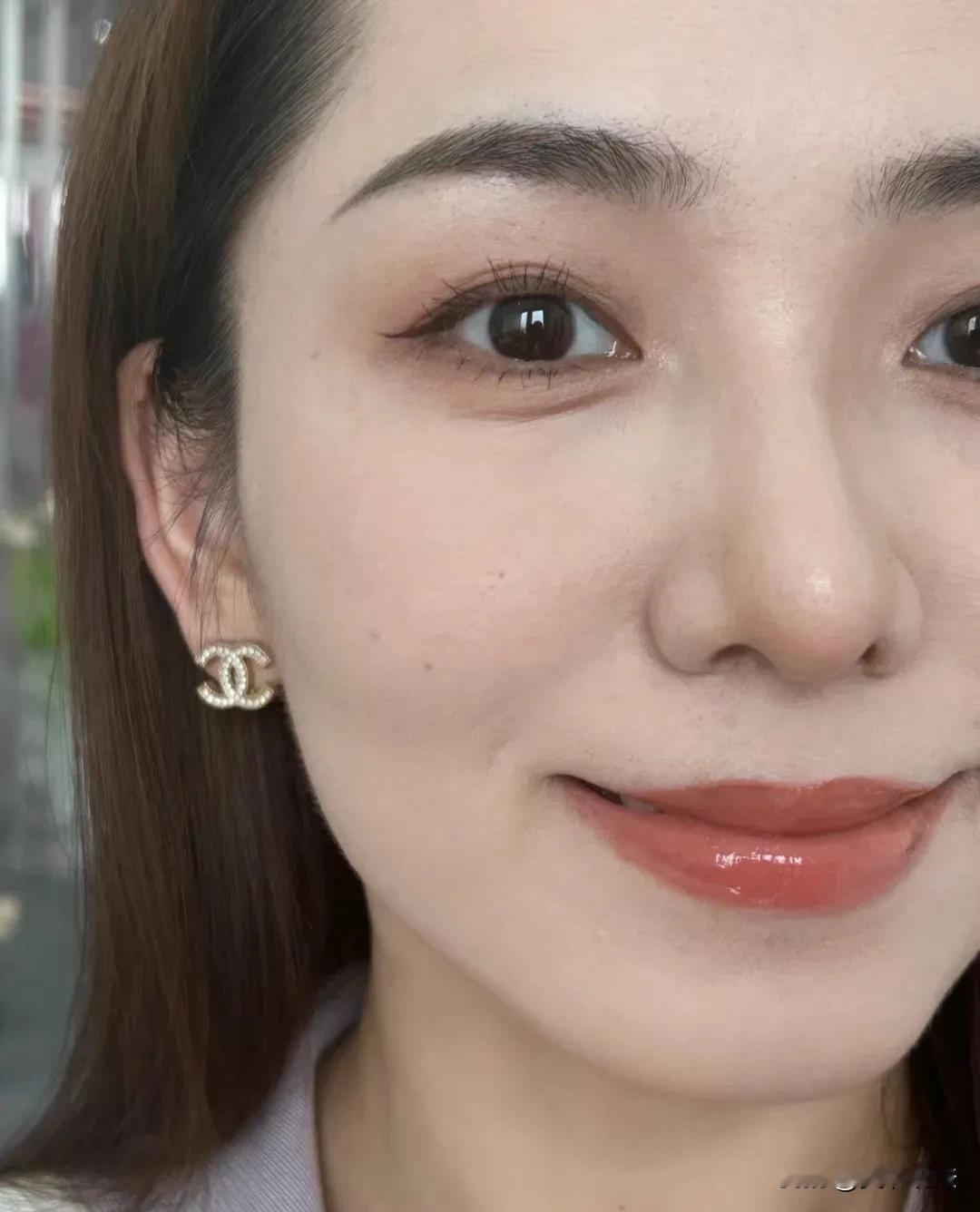 在夜幕深沉的11点，我收到了一条来自女同事的紧急消息：“我老公不在，快来。”我心