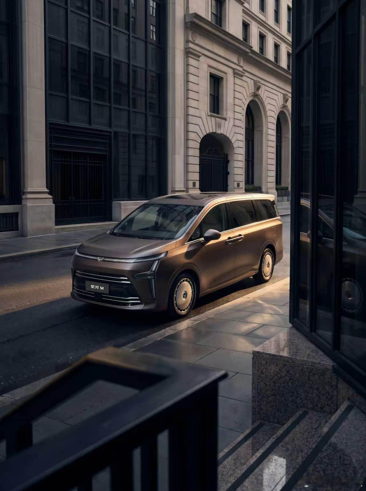 人民需要大 MPV，五菱星光 M 来了。车长超5米，轴距3米，标准中大型 MPV