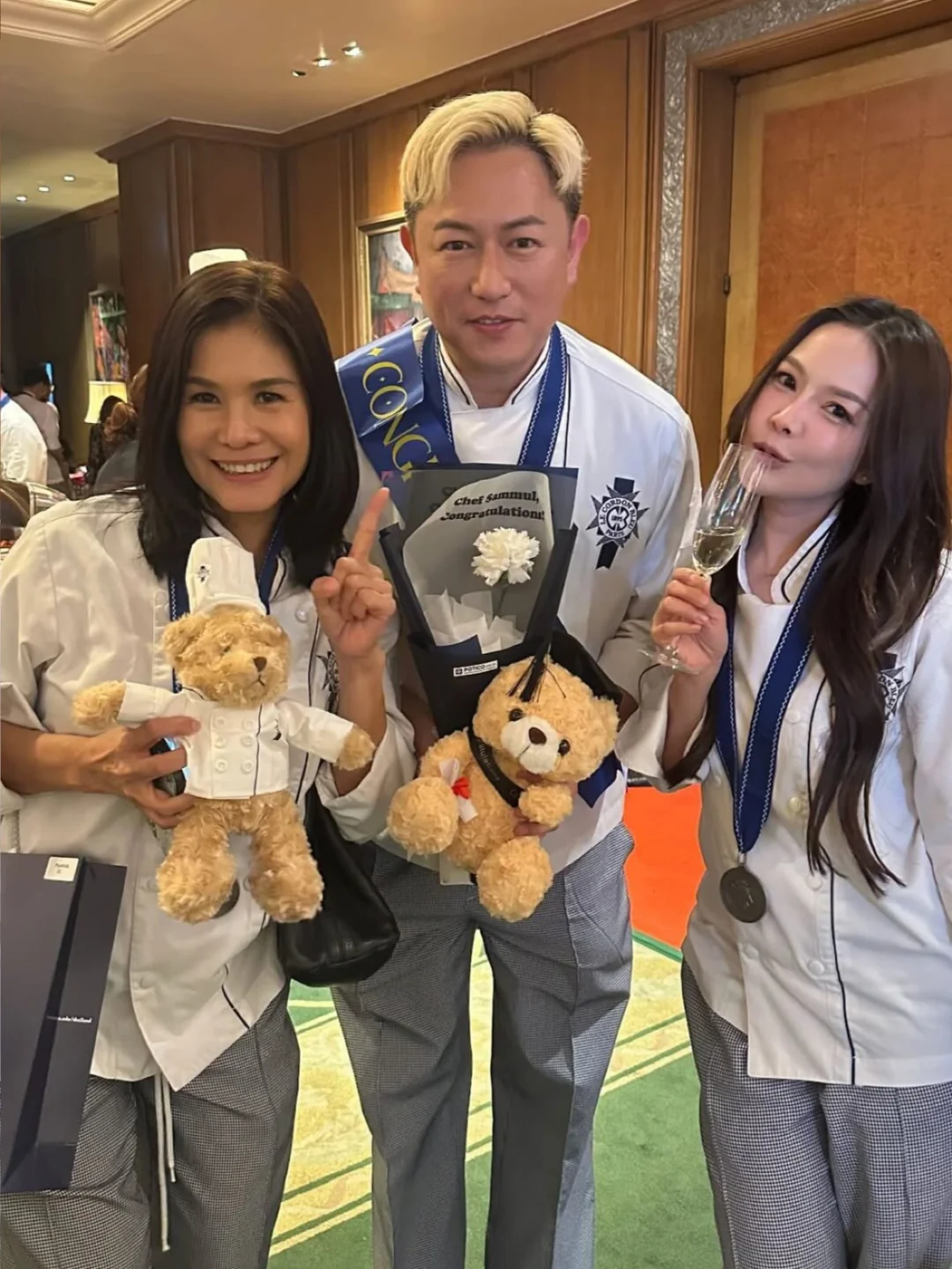 TVB前小生陈键锋泰国学府第一名毕业获奖励