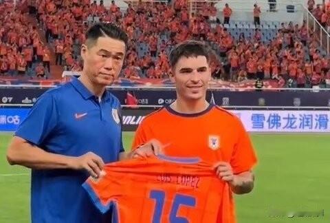 周末，济南奥体中心大球场，泰山对阵国安，一场巅峰对决即将上演。
三十年恩怨，一票