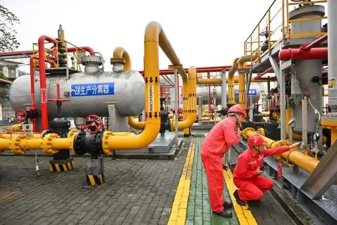 几十个发达国家联合起来，为什么害怕一个经济体量仅仅相当于我们中国广东省的俄罗斯？