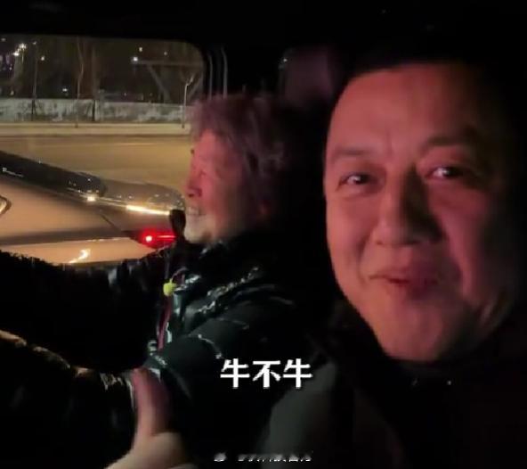 【83岁母亲开车接李亚鹏回家：家里有老人是个宝！】昨晚，李亚鹏晒视频称83岁母亲