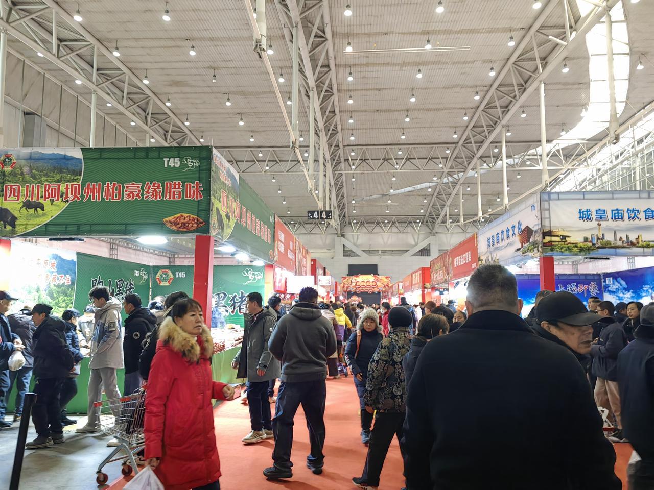 昨天还在下雪，今天的气温就飙升到了零上8℃，这就是立春之后的乌鲁木齐，处处都是化
