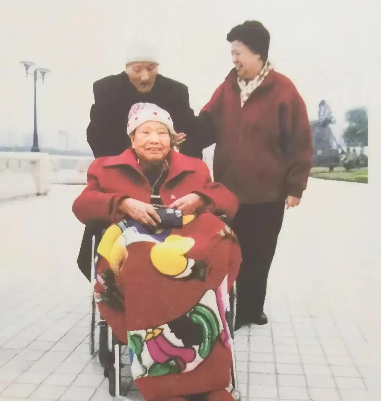 那个深夜，毛岸英的一个军礼，她用了半生来回答

1950年10月14日深夜，北京