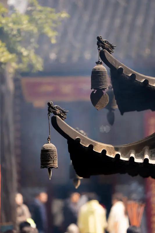 上联:人虽两笔分左右，如何对下联心仅一点辩正邪