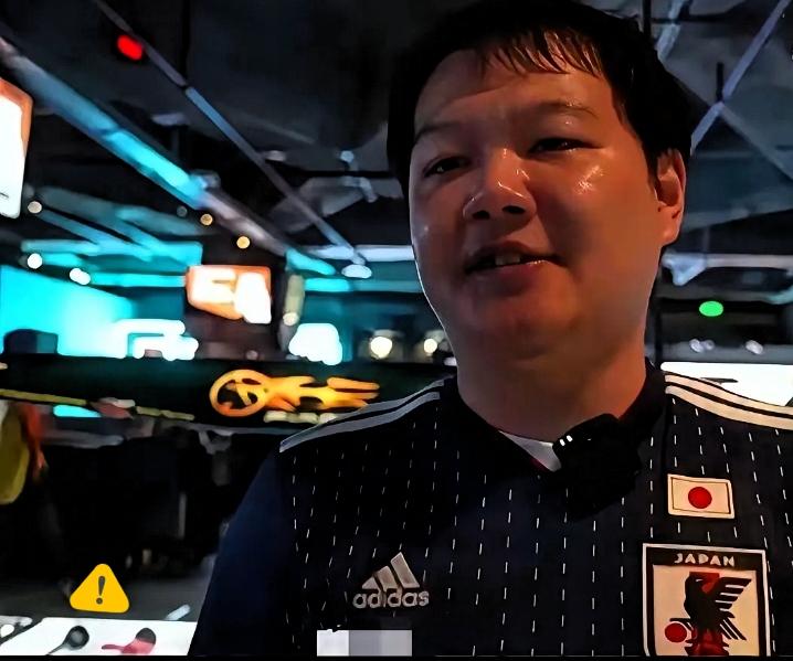 一件球衣，照出谁忘了自己姓什么
 
上海icon范先生组织球迷穿日本队球衣在酒吧