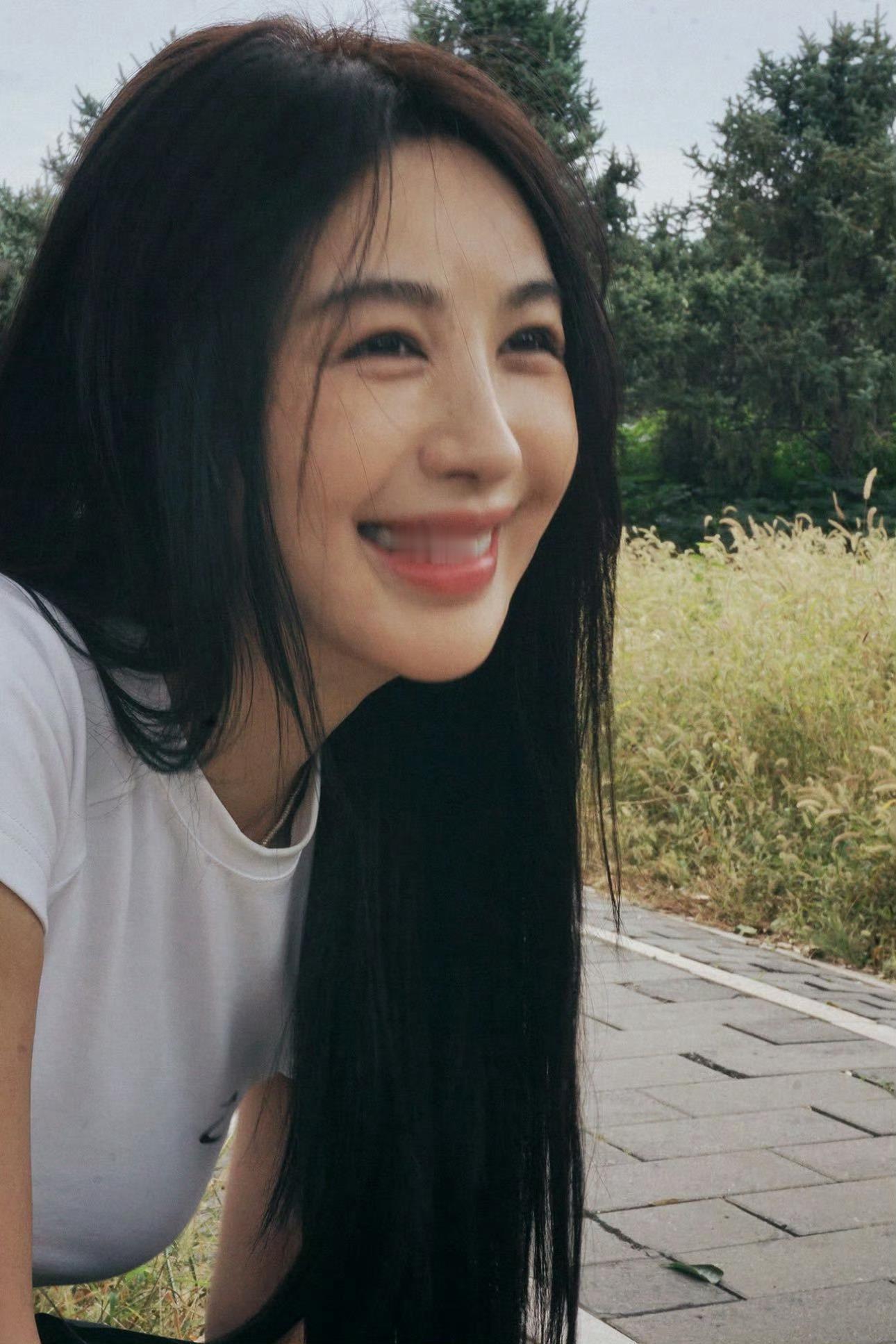 李菲儿溢出屏幕的鲜活感 李菲儿的拍照太有活人感！妥妥的鲜活范本～ ​​​