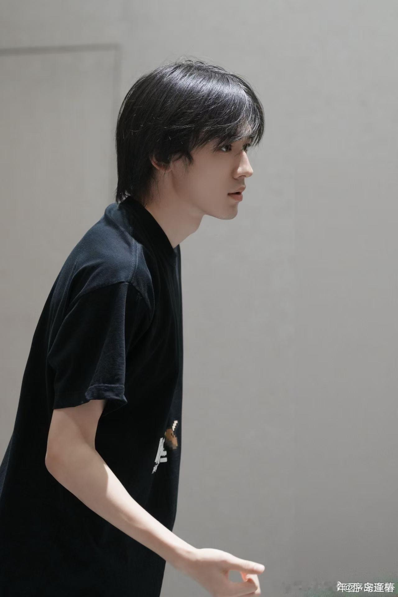 宋亚轩来跑男主打一个听话 谁能想到撕名牌还有这么细致的准备工作，张真源贴心提醒宋