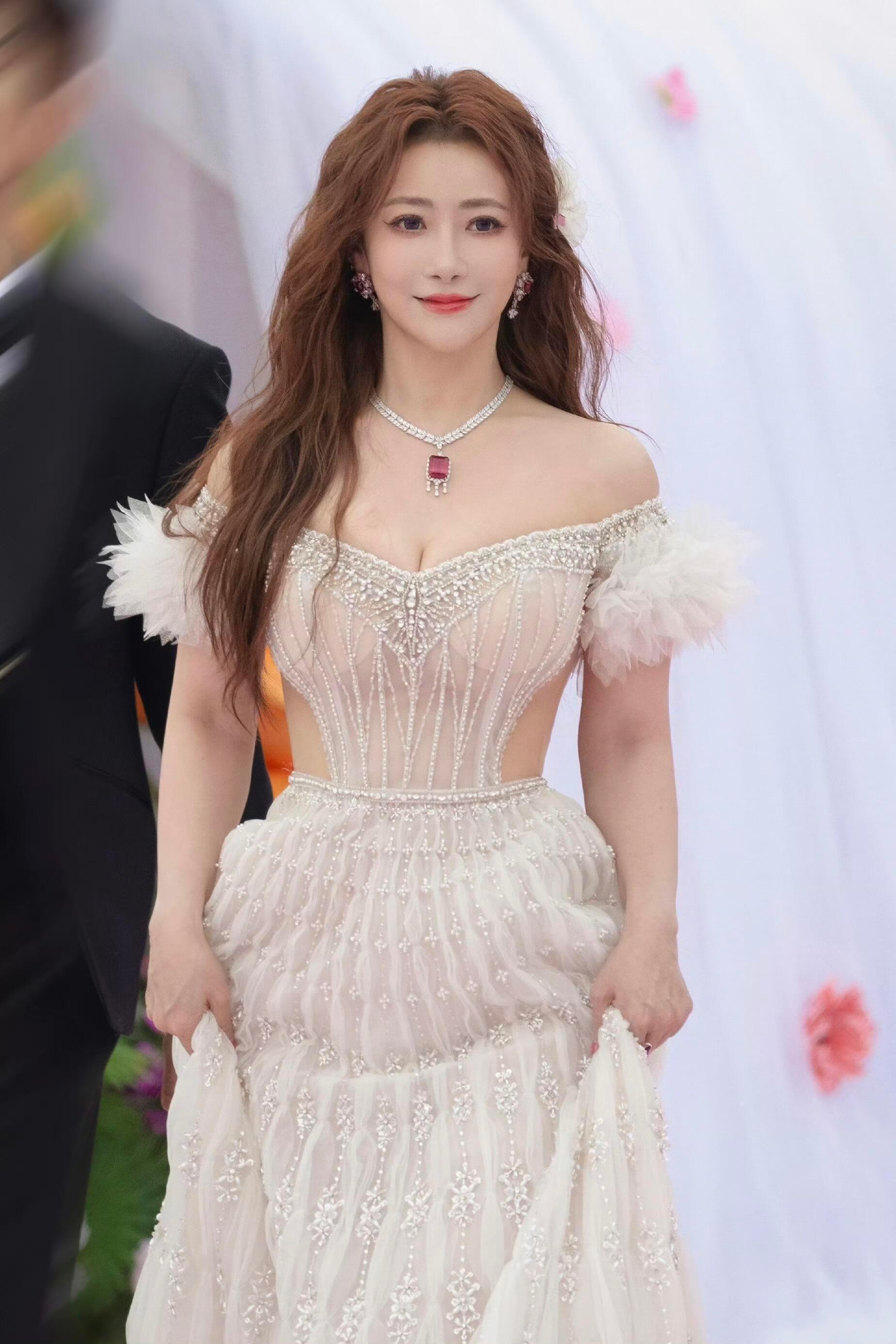 陈紫函这个年龄的身材可以大杀四方吗？ 