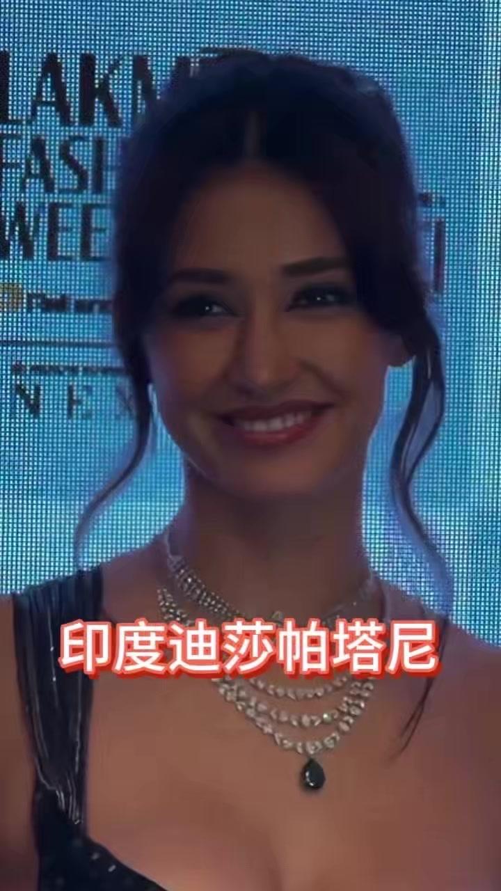 💖她的忧郁气质太戳人了，一身红衣配金饰，走在街头就像从电影里走来的女主角，每一