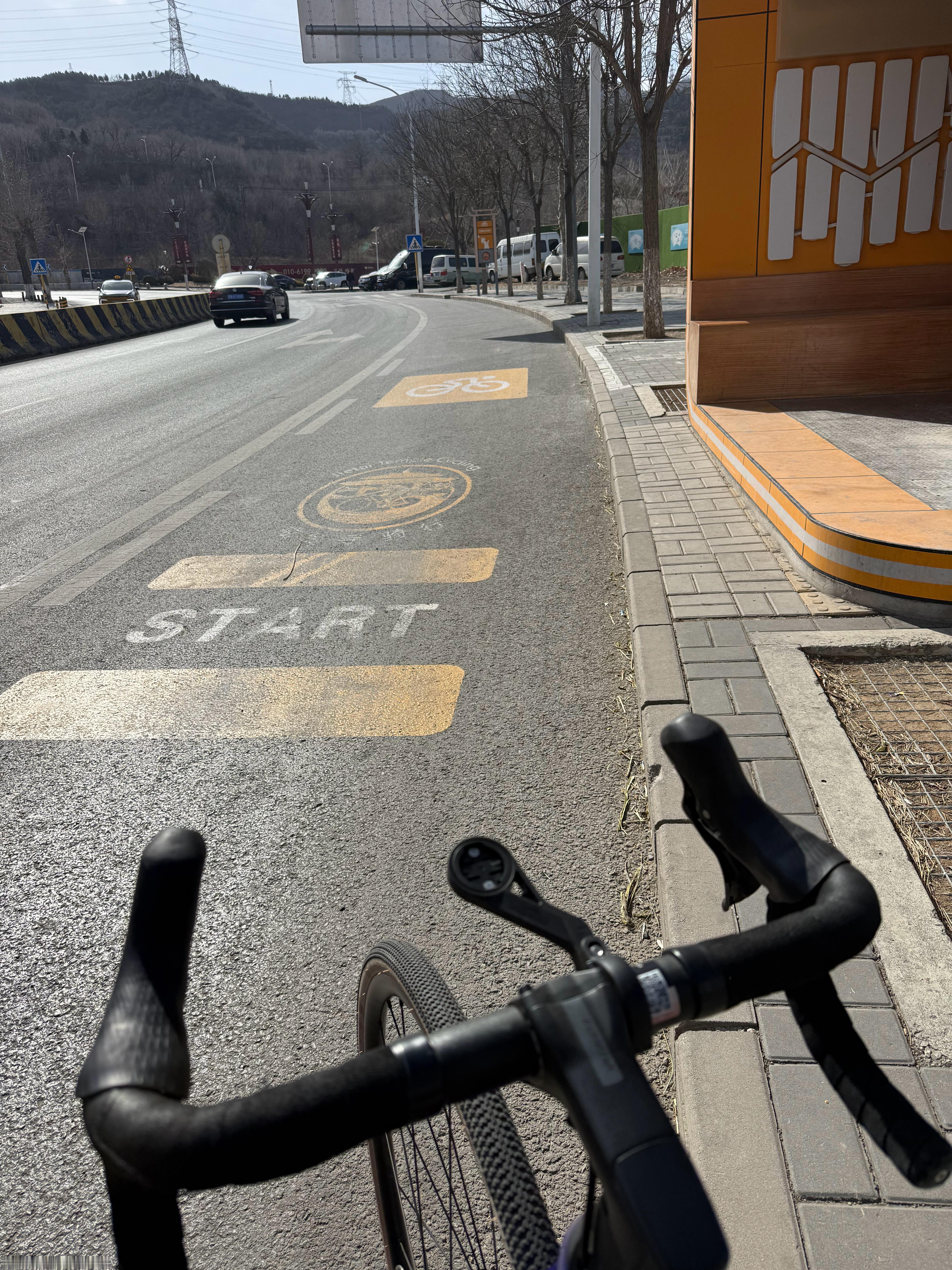 骑行戒台寺+妙峰山，在SnowPeak咖啡店看到一台TREK车的涂装很像奥迪R2