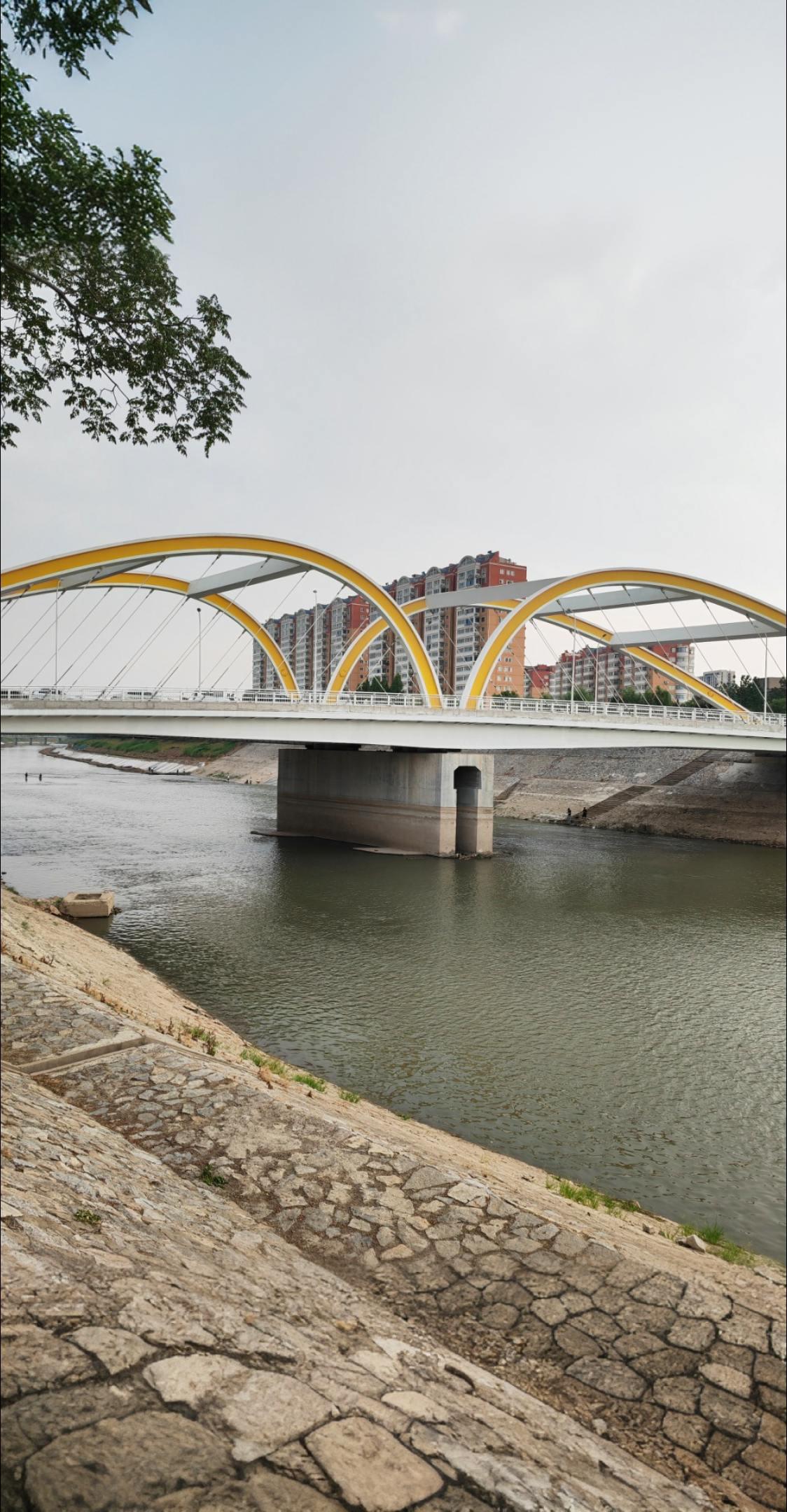 AI扩图 乌云在阴天偷偷经过