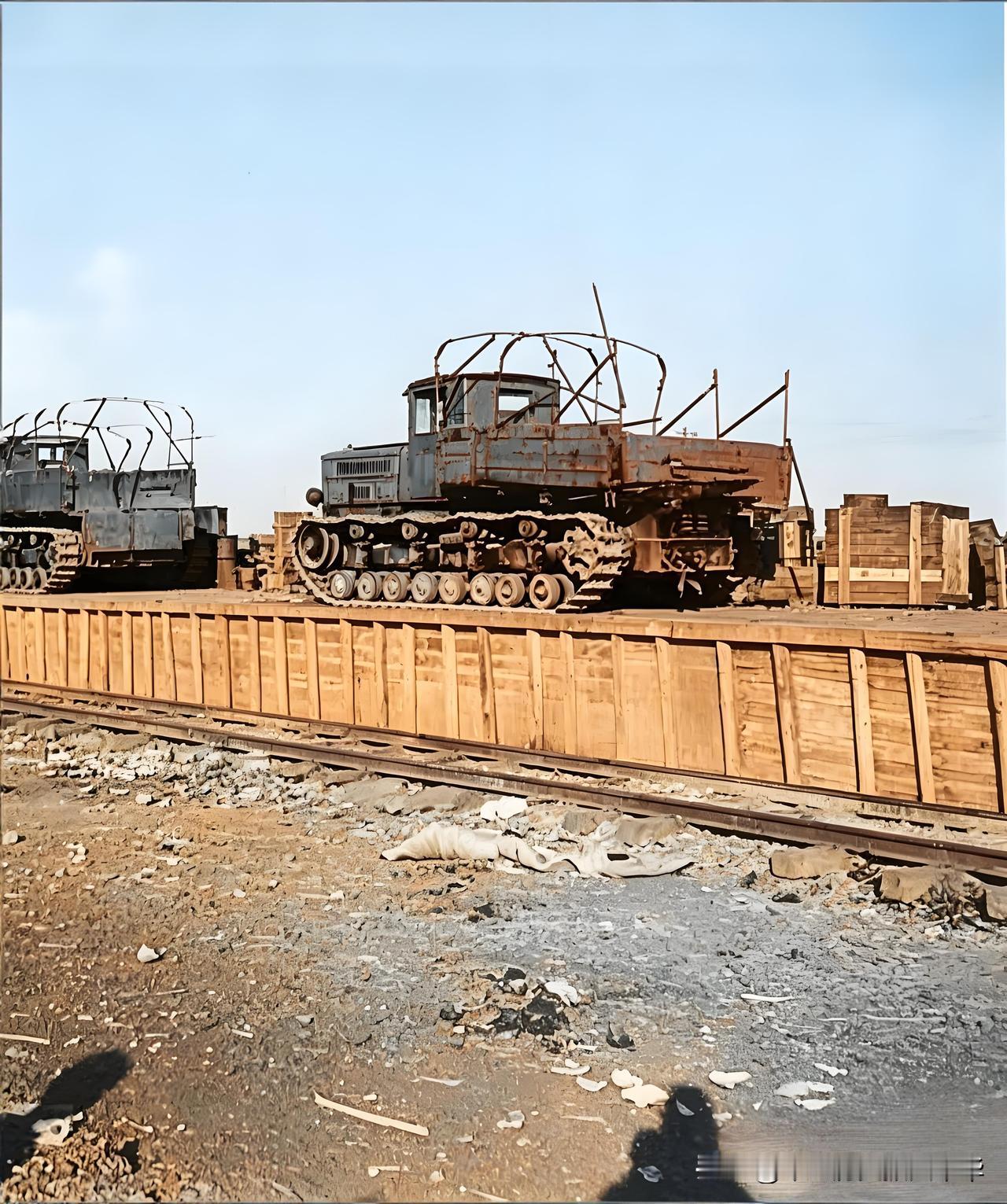 这是失去了动力后，从桂林前线撤退下来的中国装甲车。
1944年9月27日，柳州铁