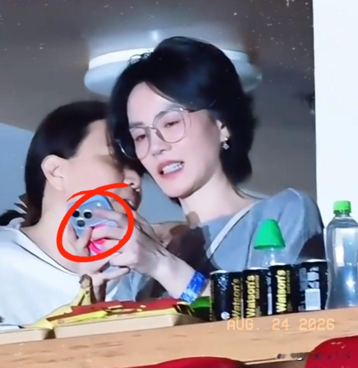 那英开唱，王菲低调现身五棵松，这画面真是久违了。

那天王菲穿得特随性，一件灰色