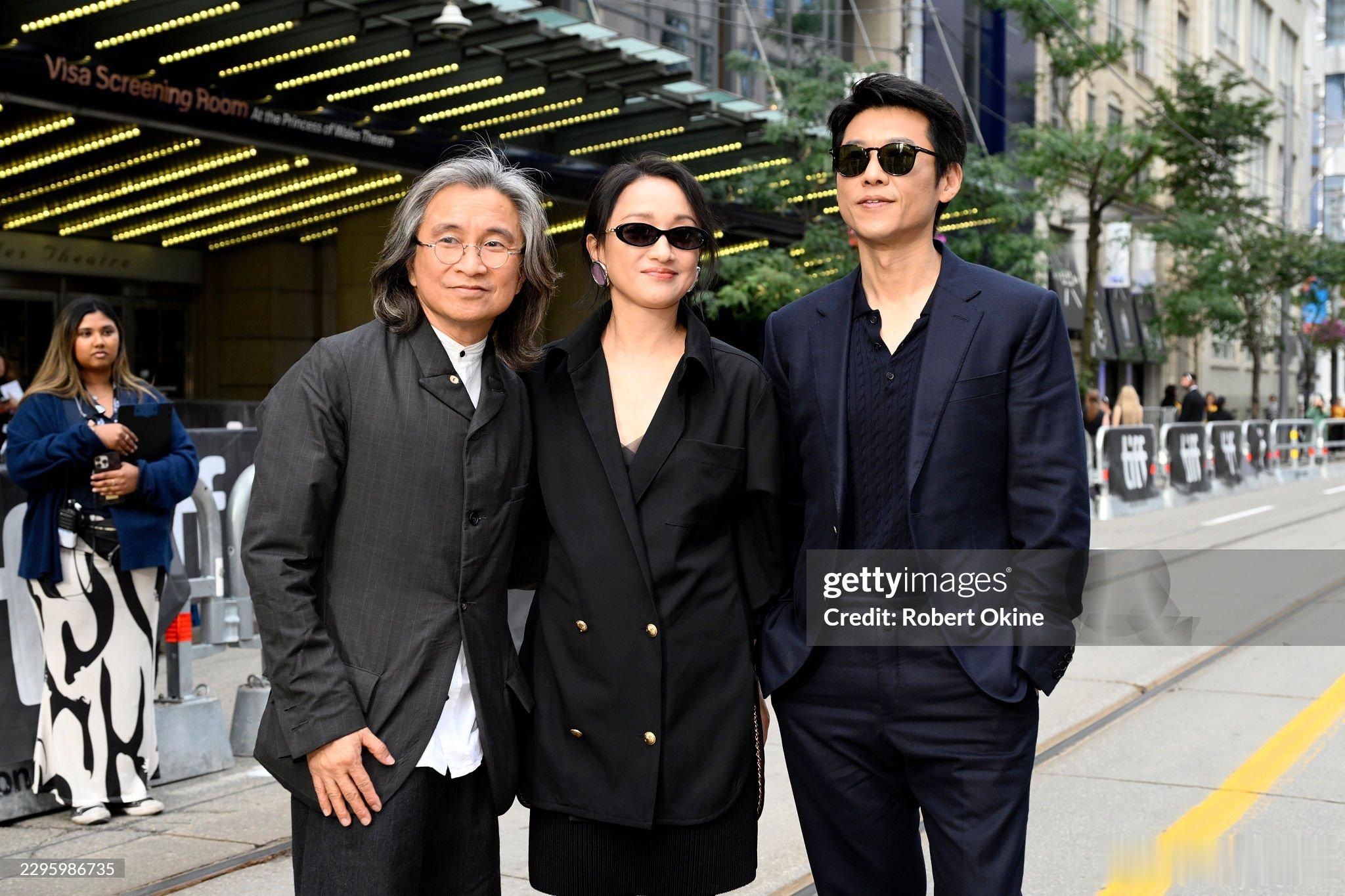 周迅多伦多电影节红毯生图 周迅亮相多伦多电影节红毯，生图颜值在线，气质浑然天成。