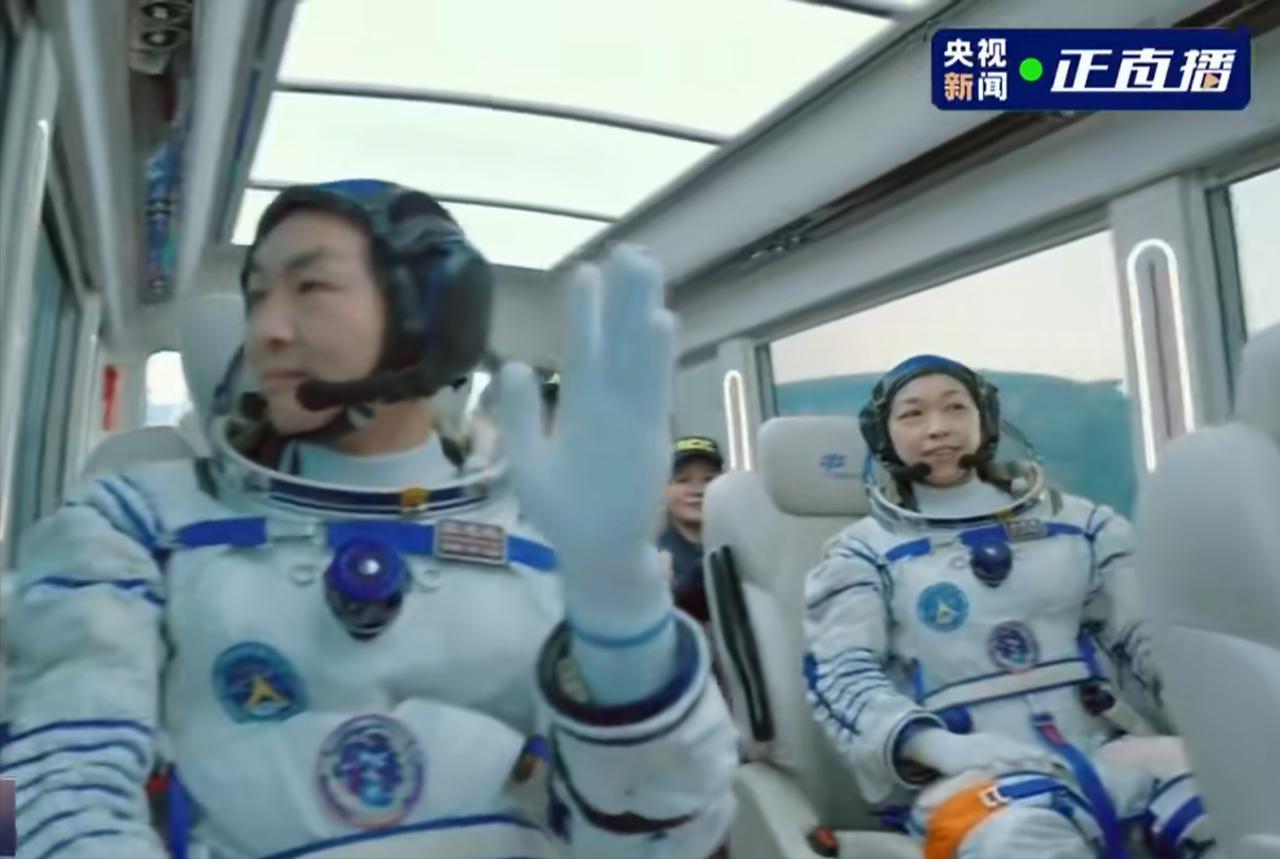 [浮云]没有车牌号，神舟二十三号航天员出征座驾与众不同，八字标语取代常规车牌震撼
