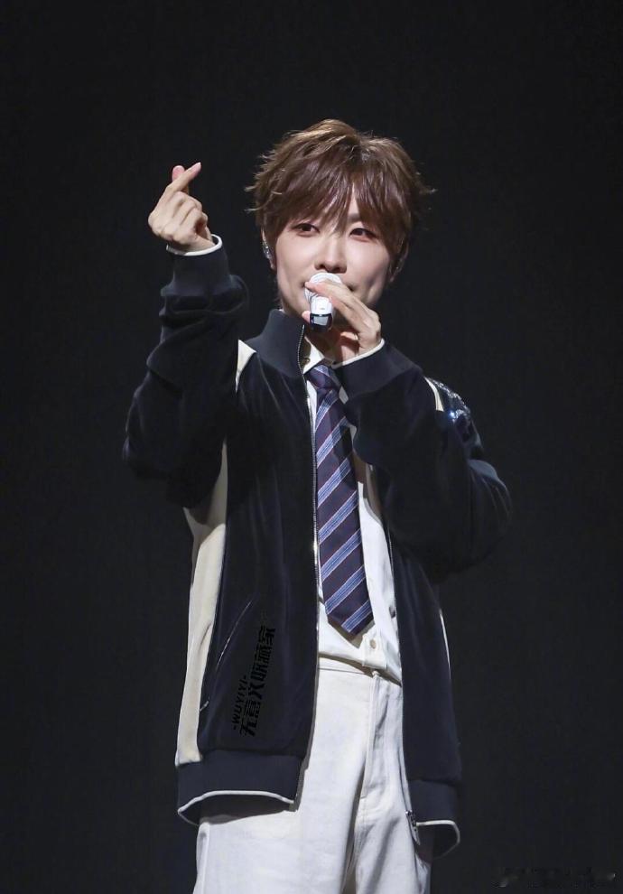 徐良是有点霸总浪漫在的徐良演唱会星空顶看完现场才懂什么是顶级内敛浪漫！徐良身兼创